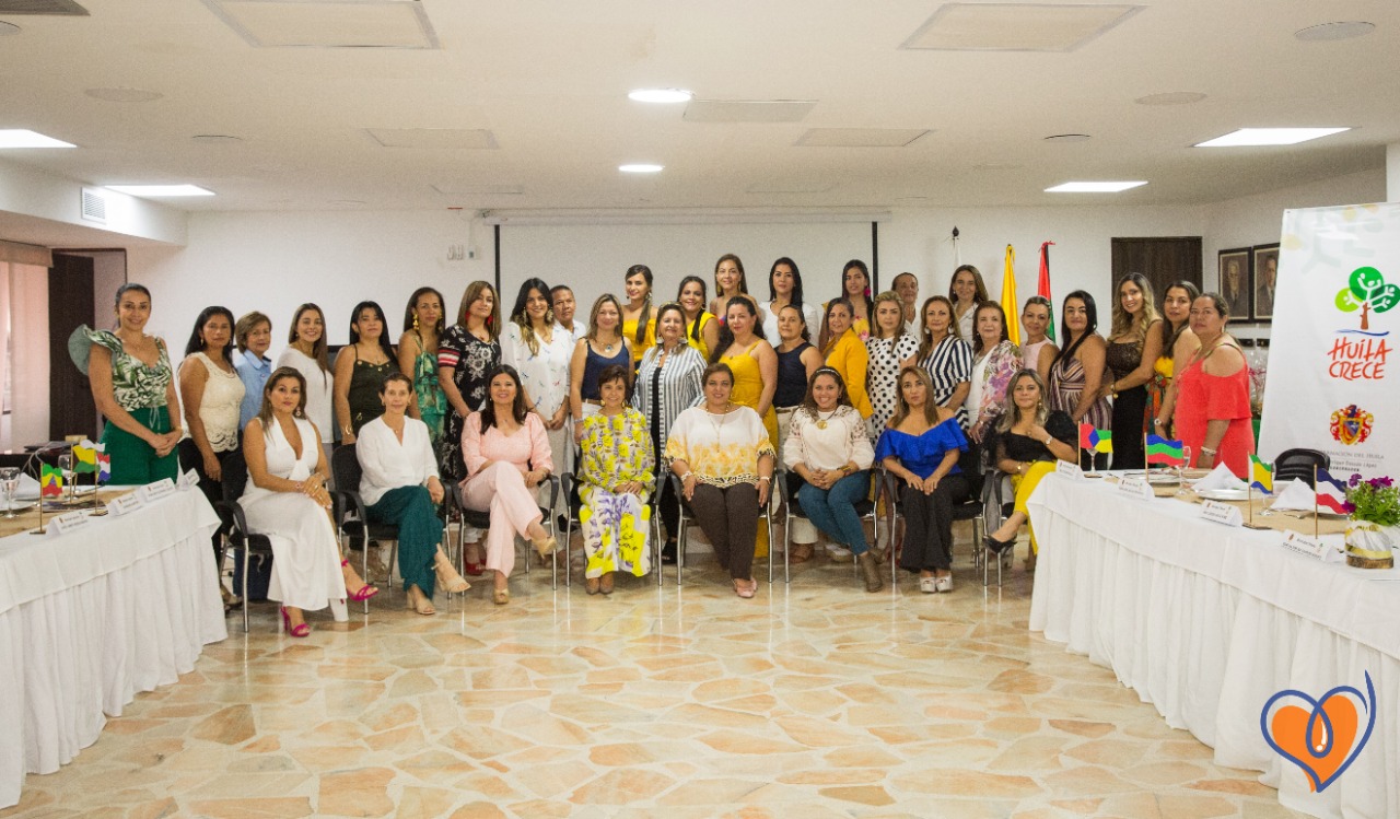 La gestora departamental Clara Cecilia Moreno, la directora nacional de Asodamas, Martha Alonso Gonzales; la congresista Flora Perdomo y todas las gestoras sociales de los municipios del Huila.