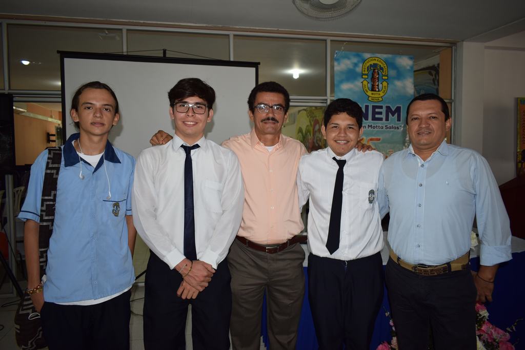 Alejandro Sepúlveda, Kevin Polanía, Teofilo Tovar, rector de la Institución Educativa INEM Julián Motta Salas;  Juan Camilo Ramírez y Luis Fernando Sepúlveda.