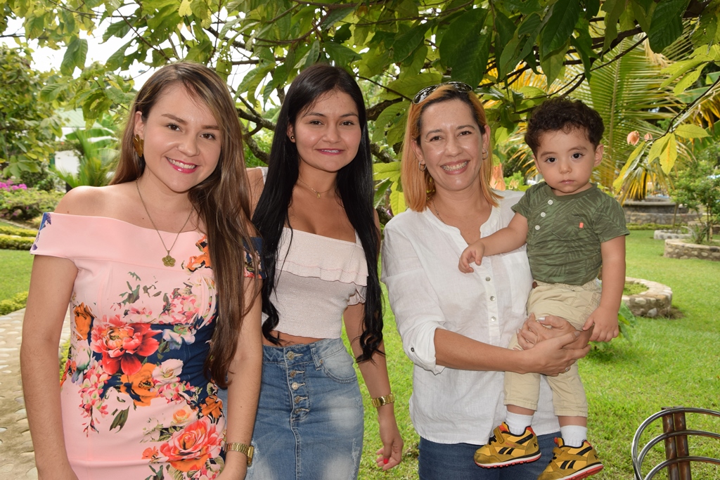 Andrea Sarmiento, Stefanía Rodgers y Ana María Rodgers.