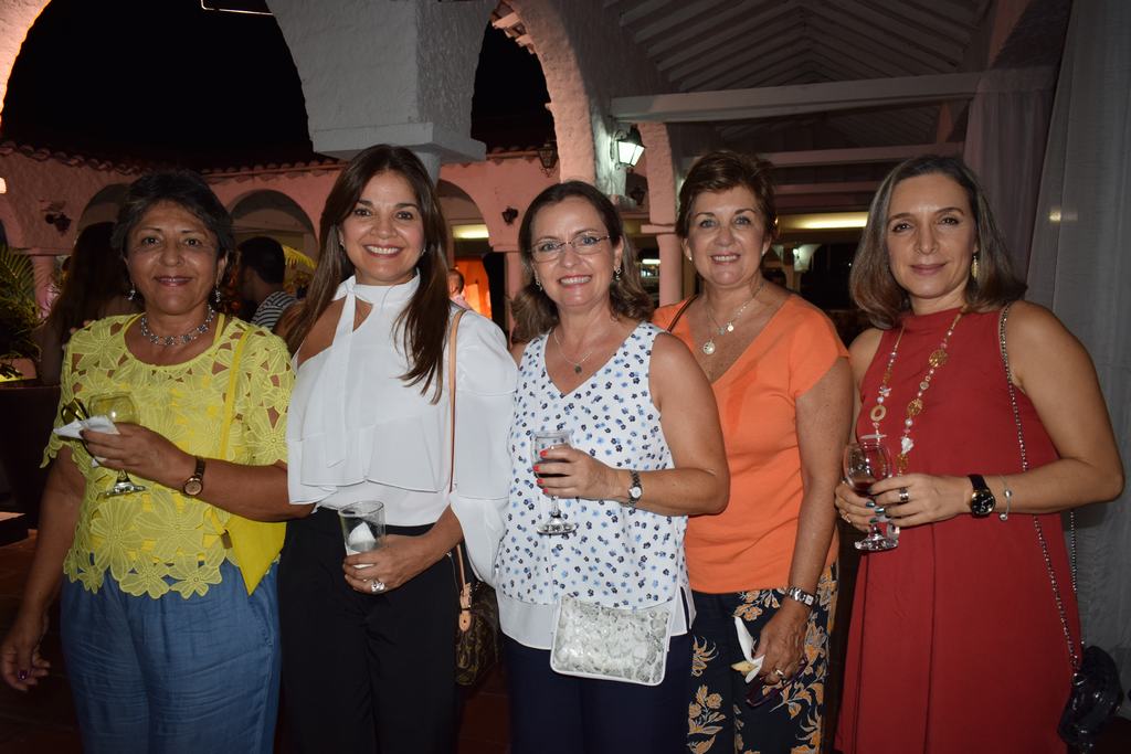 Clarita de Méndez, Ximena de Jáuregui, Luz Ángela de Fadul, María Teresa Santofimio y Patricia López.