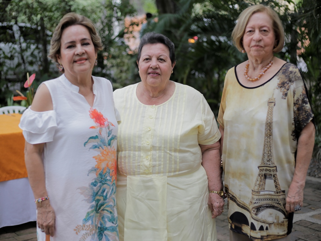 Clarita Mosquera, Edelmira de Silva e Isabelita de Escandón.