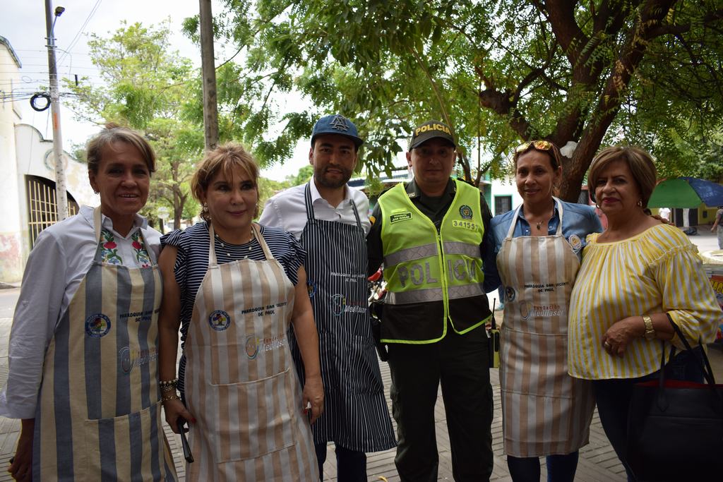Consuelo Cardozo, Gloria Polanco de Lozada, padre Jhon Freddy Obando, intentedente Juan Pablo Dussán, Aida Ascencio y Myriam Parra de Navarro.