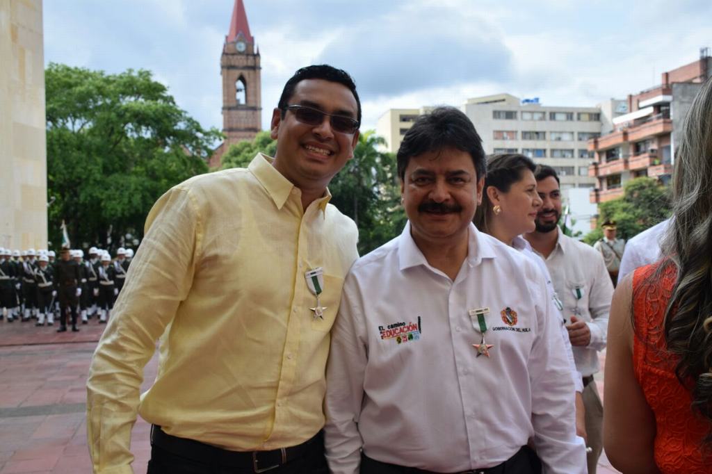 Edwuar Polanía, médico huilense y Carlos Julio González, gobernador del Huila, recibieron la condecoración al Mérito Cívico.