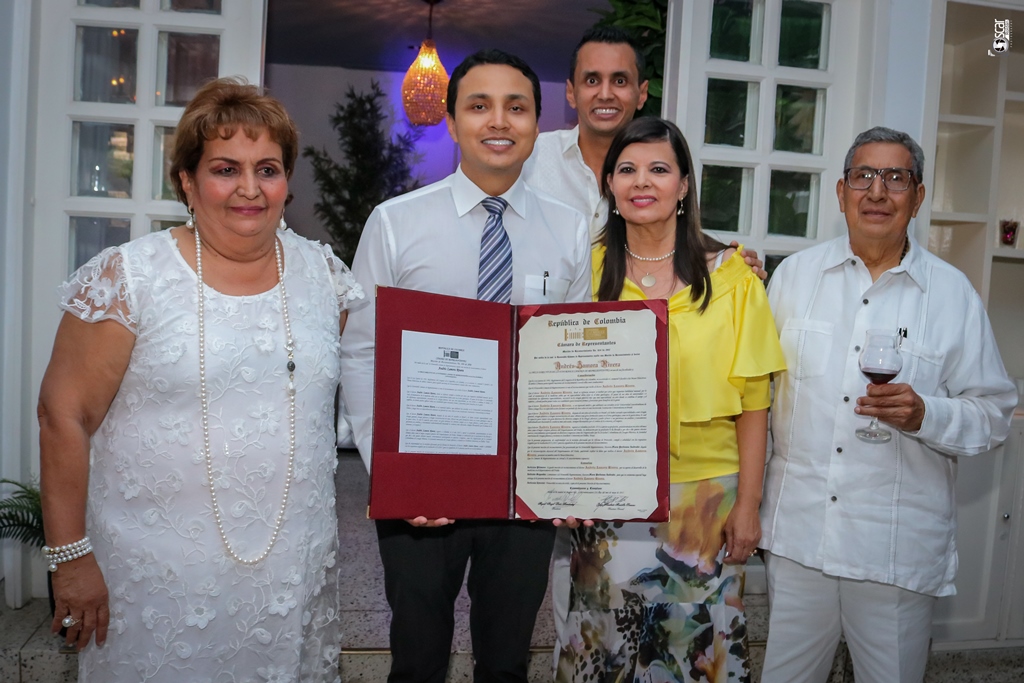 Esperanza Rivera de Zamora, Cristian Zamora y Luis Jaime Zamora felices con el reconocimiento que le hicieron a su hijo y hermano.