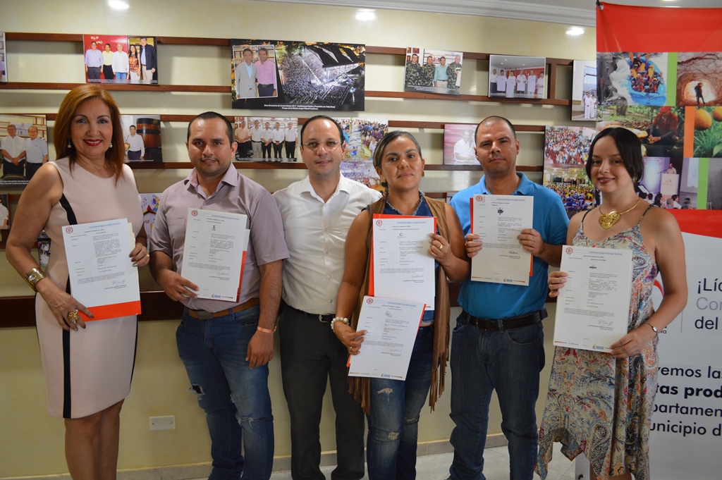 Flor de Liz Barón, Ultra Keratin; Andrés Bustos, Tienda Dulce Gatita; Óscar Chávarro, director de Competitividad y Emprendimiento CCN; Dora Janeth Ferreira, Cerro Verde; Diego Fernando Gutiérrez, Mirmidon y María Beatriz Durán, María Paila Gourmet.