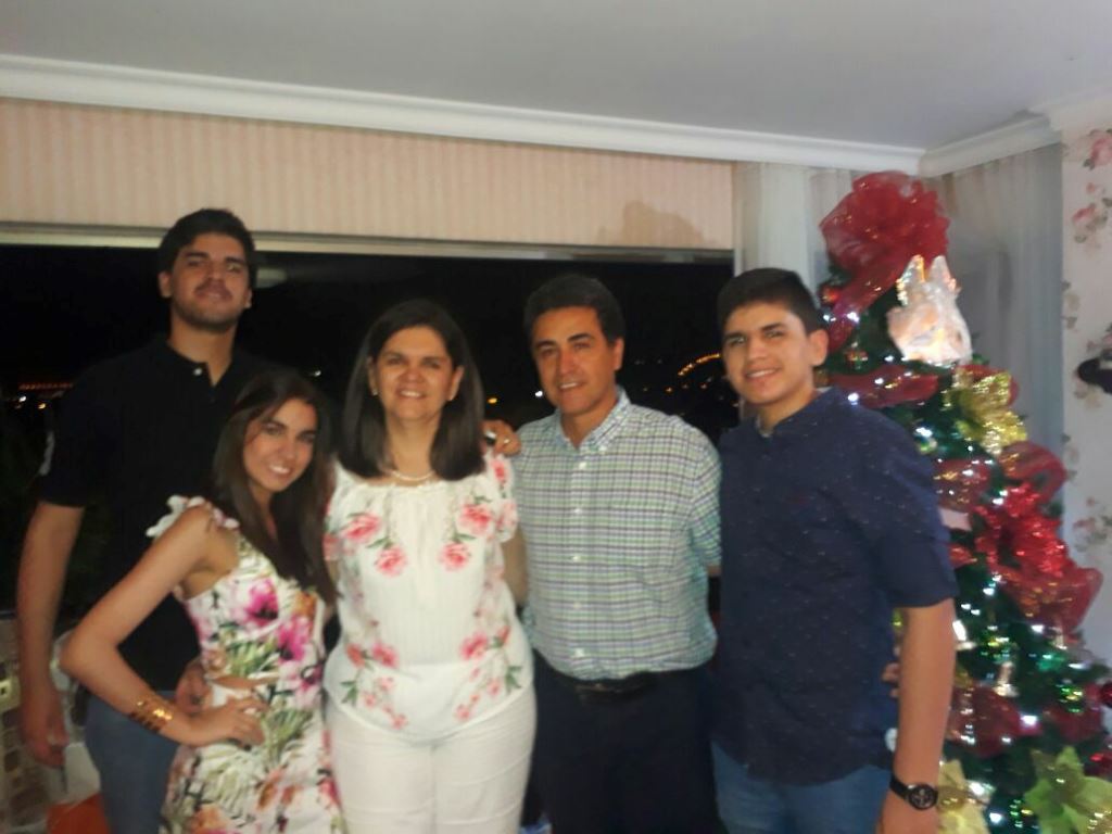 Geovanny Jáuregui, su señora esposa Elenita Cáceres con sus hijos.