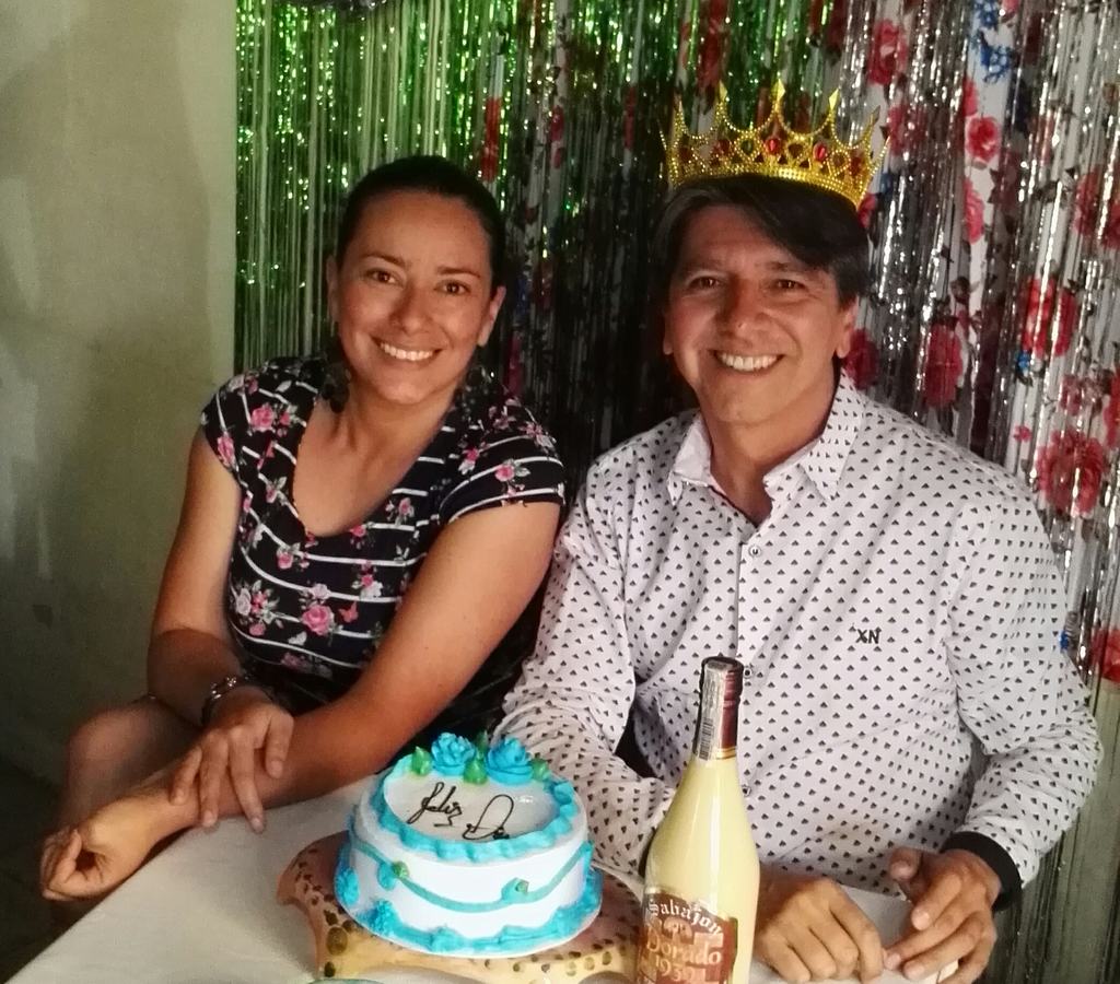 Gerardo Meneses y su hermana, durante la celebración de su cumpleaños.