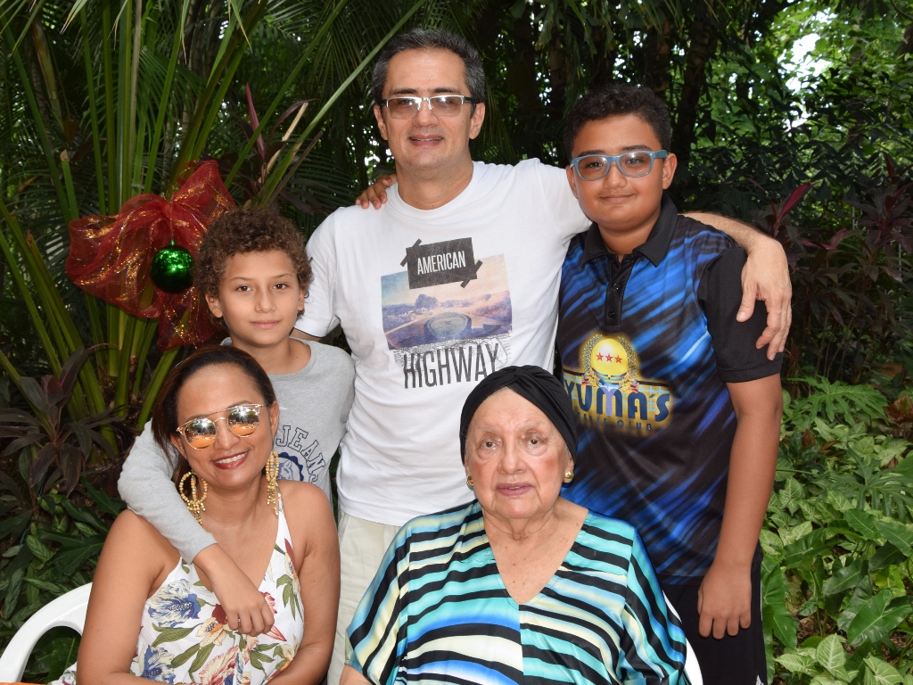 Ingrid Pino de Tapicha,  Lucila de Tapicha, Rodrigo Tapicha y Lucas Tapicha.