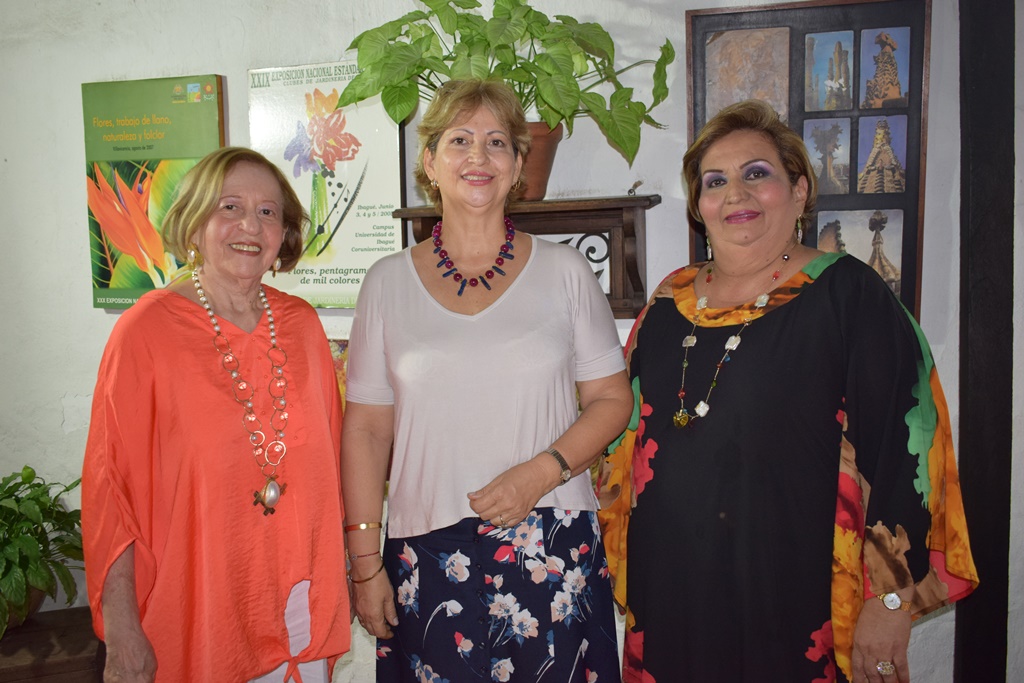 Isabelita de Escandón, Nubia Monje y Esperanza de Zamora.