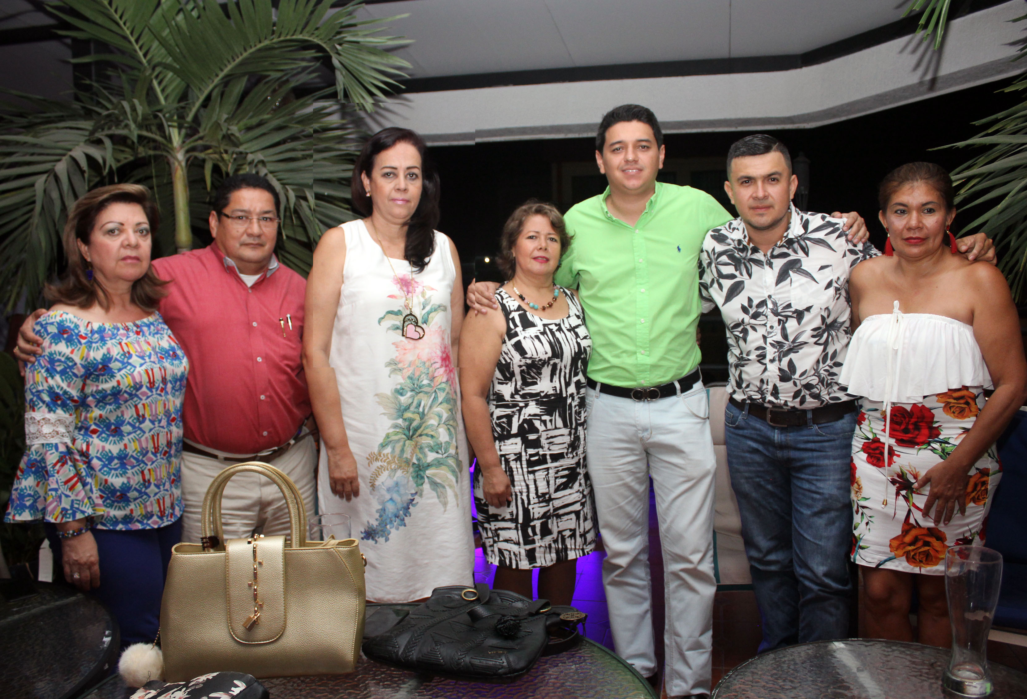 Janeth Meneses, Eulises Herrera, Amparo Montes, Martha Sandoval, el cumpleañero, Diego Díaz y Janeth Quintero.