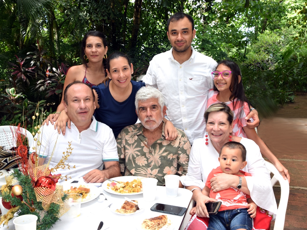 Javier Ramírez, Jimeno Andrade y Monina Ramírez. De pie: Juan Felipe Salazar, Catalina Varela, Alejandra Varela, Daniel Salazar y María Sofía Narváez.