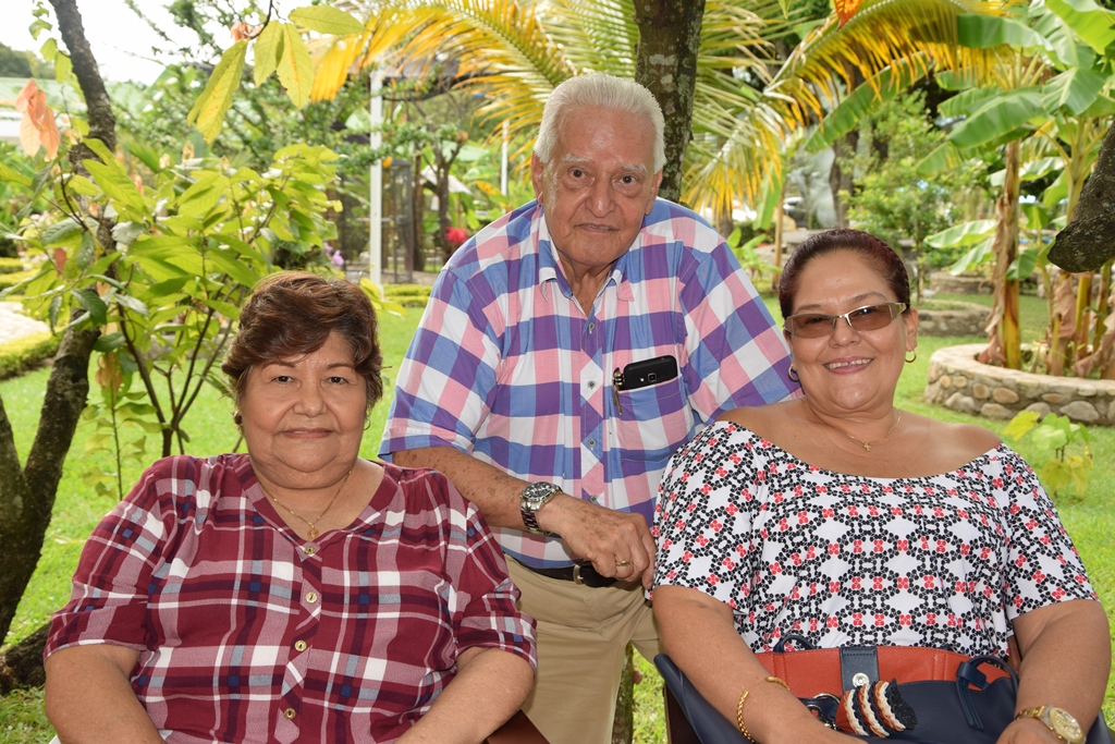 Leila Campos de Rodgers, Daniel Rodgers y Janeth Rodgers.