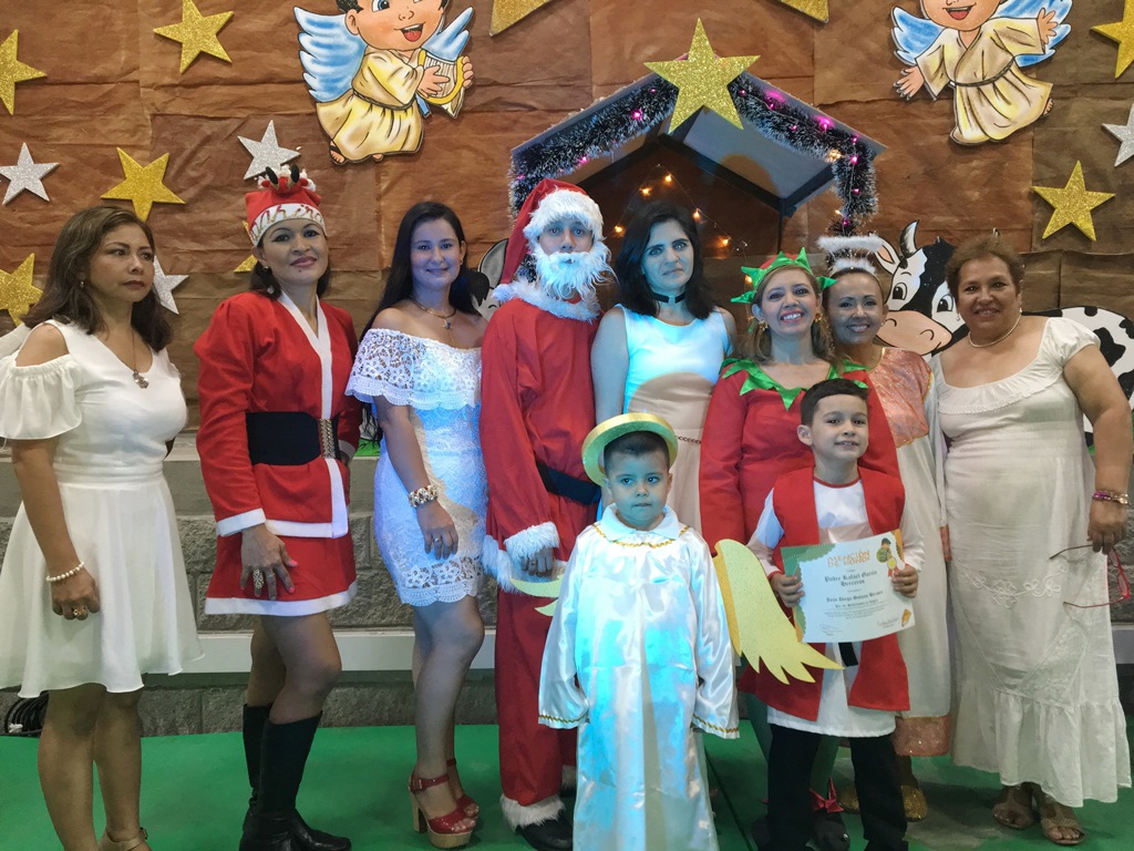 Lina Mercedes Machado, Daira Ruth Bermúdez Martínez, Carolina Cea Garcés, Óscar Iván Rincón, Andrea del Pilar Roa, Nilse Gutiérrez, Esperanza Gómez y Yolanda Rojas, junto a los niños graduados Jamir Alejandro Echeverry y Juan Diego Solano.