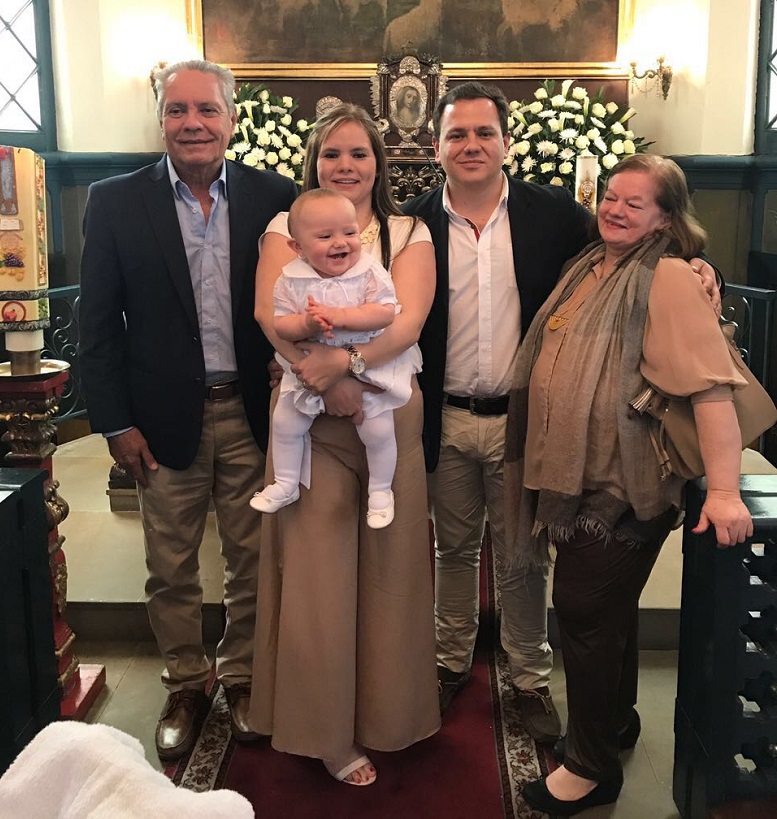 Luciana con sus padres Nelson Vargas Trujillo y Natalia Falla Cabrera y sus abuelos José María “Chepe” Falla y Silvia Leonor Cabrera.