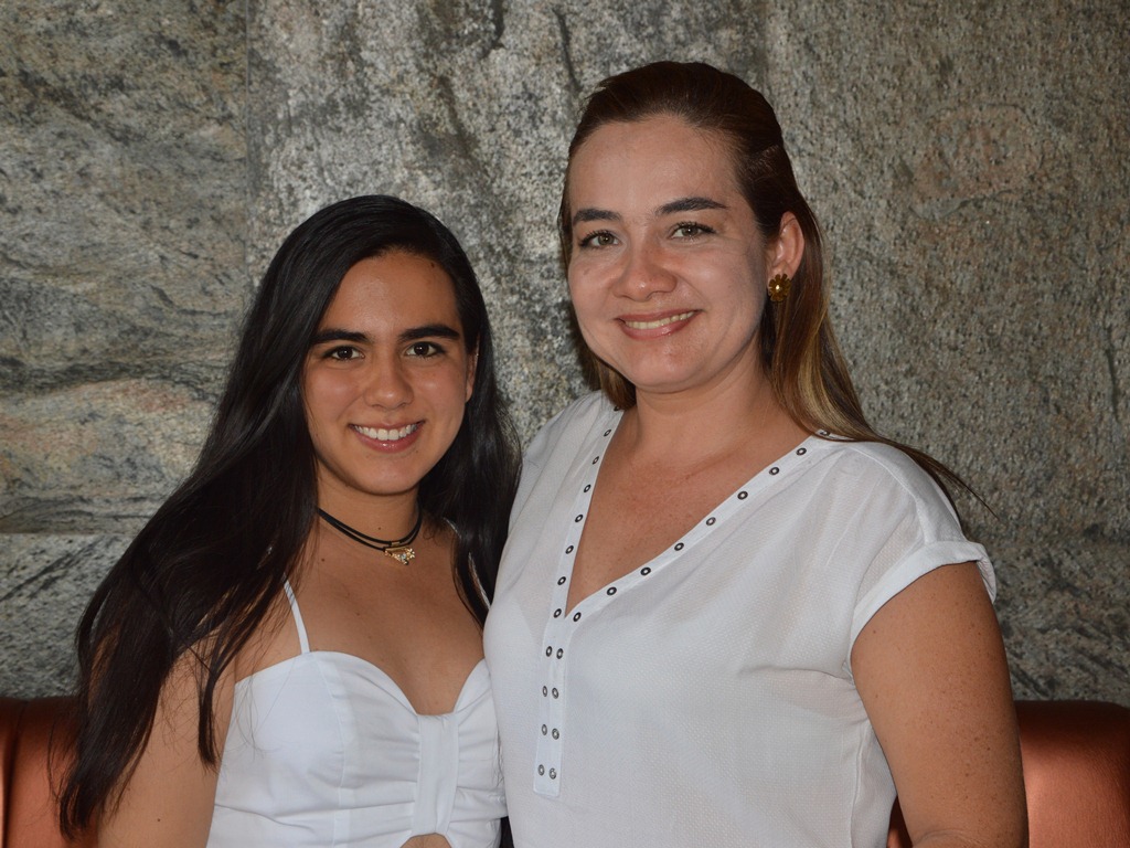 Manuela Tovar y su mamita Pilar Bermeo.