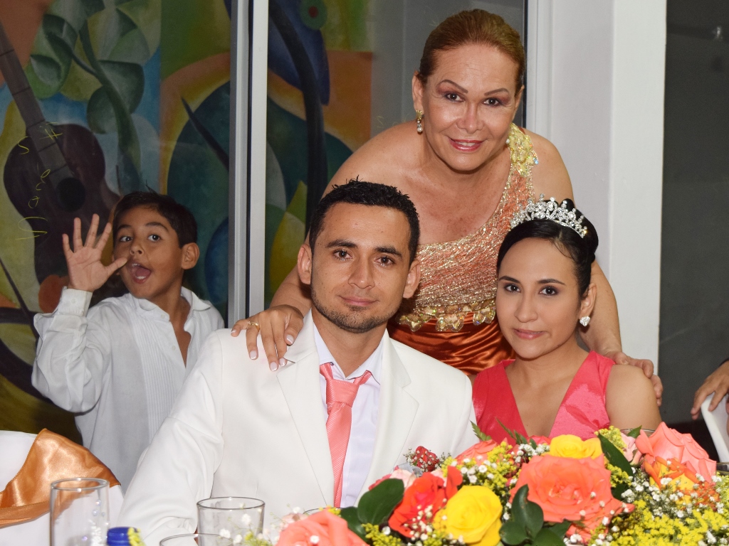 Maritza Plazas acompañando a los novios. Una excelente anfitriona.