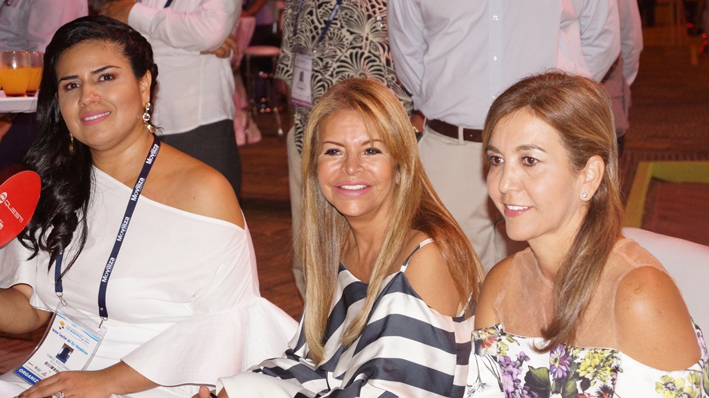 Miryam Hurtado de González, primera dama del Huila y Gloria Castro.