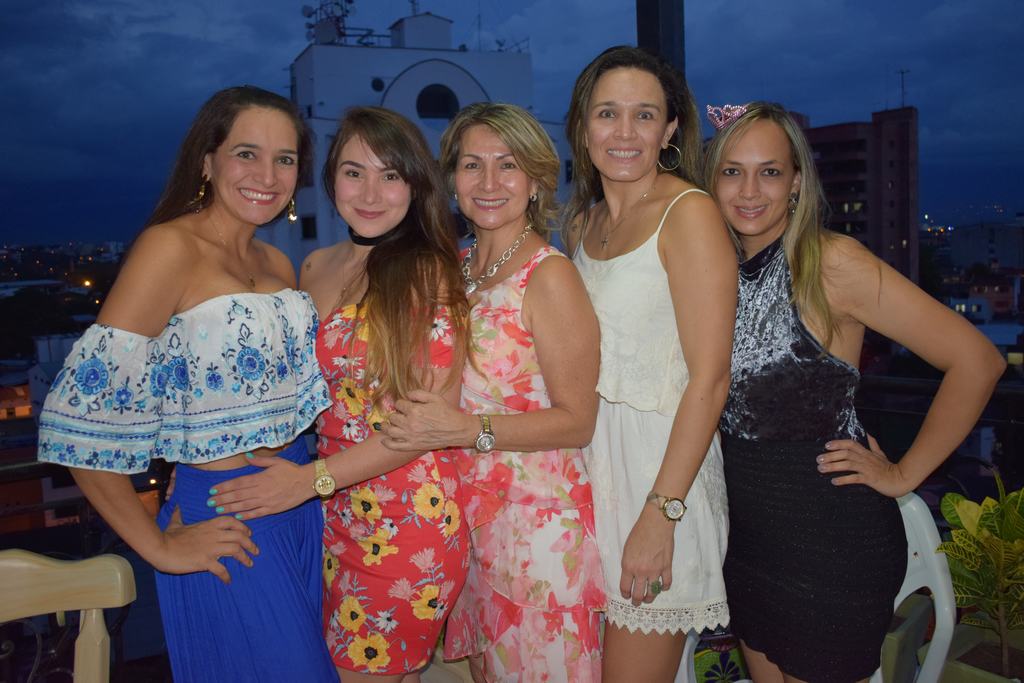 Mujeres hermosas. Tita Cuenca, María Alejandra Bonells, Beatriz Leguizamo, Sandra Cuenca y Carolina Escobar.