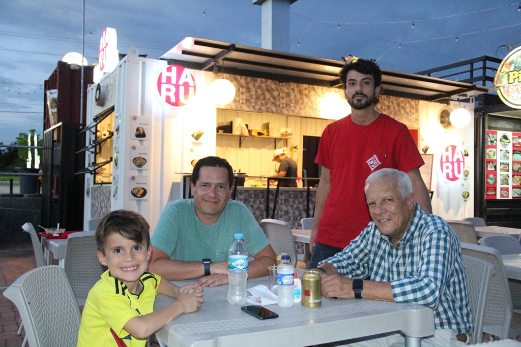Pablo Alonso, Jorge Alonso, Carlos Gómez y Fernando Palacio disfrutando de las promociones en The Place Food Container.
