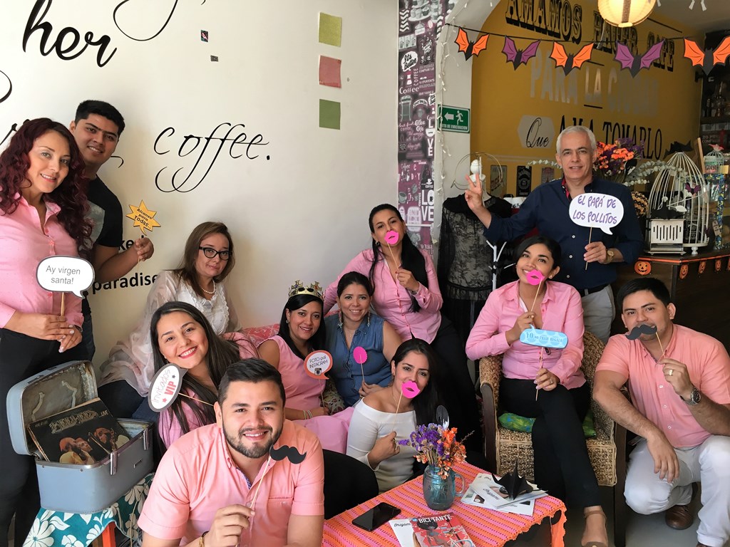 Paola Quintero fue atendida por sus compañeros de labores quienes se dedicaron a consentirla todo el día.