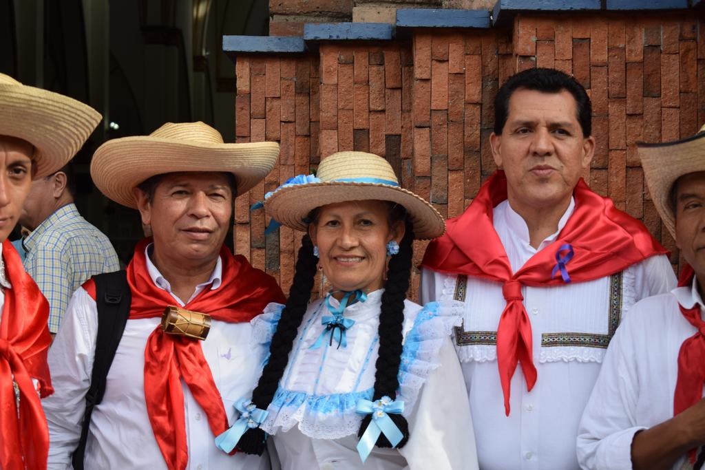 Raúl Rivera y algunos miembros del grupo de rajaleña Aires de Peñas Blancas, dándole el último adiós al maestro.