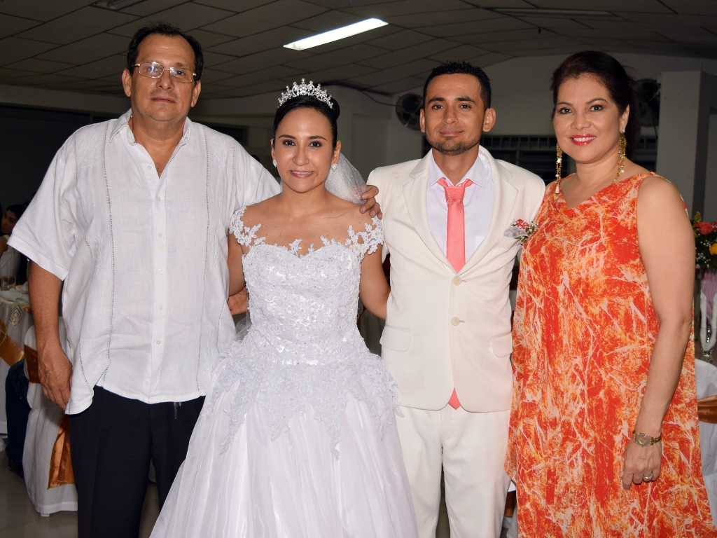Ricardo Perdomo, los novios y la exvirreina Mundial de la Belleza Rocío Luna Flórez.