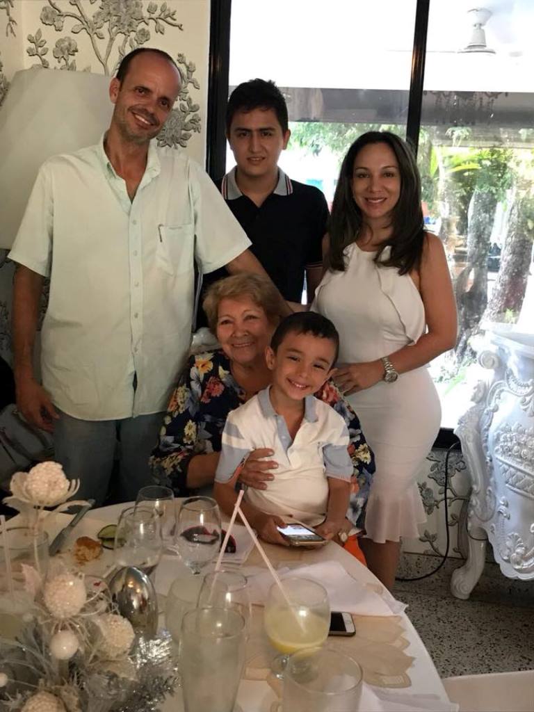 Acompañan a la cumpleañera Jorge Eduardo Cabrera, Andrés Valderrama, Jerónimo Cabrera y Paola Cabrera.