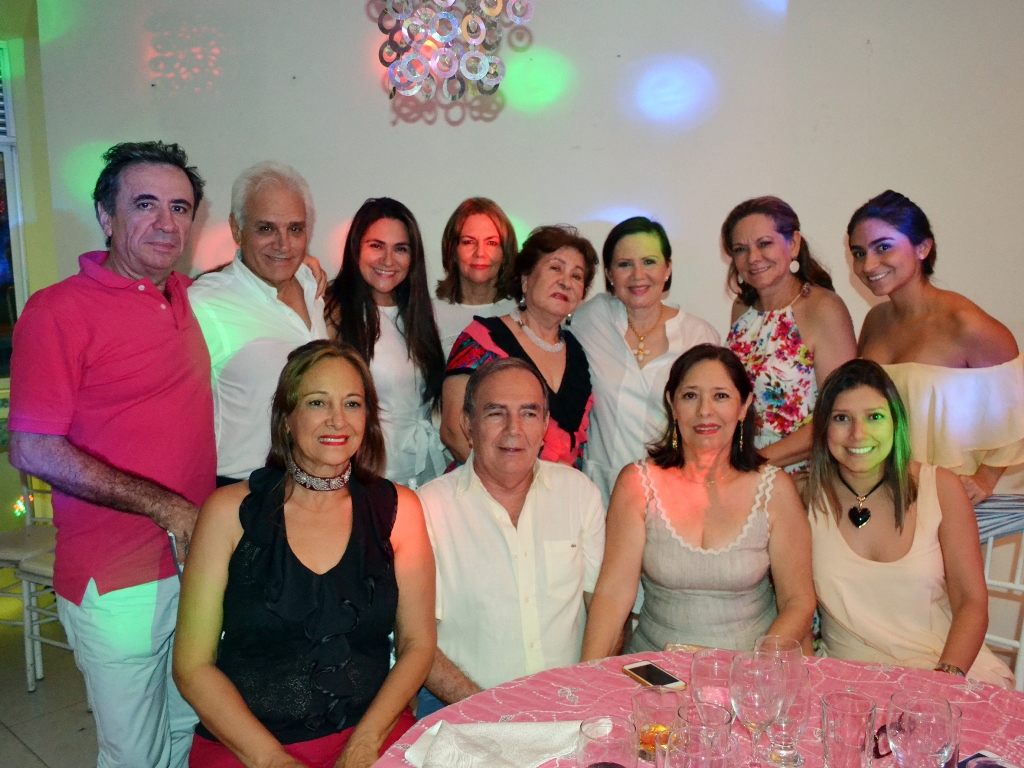 Rodrigo Galindo, Hernando  Echeverry, Pilar de Echeverry, Alba Luz Ramos, Edelmira Ramos, Edelmira de Ramos, Graciela Ramos, Martha Cabrera. Sentados: Cecilia de Galindo, Pacho Motta, Cielo de Motta y Catalina Motta.