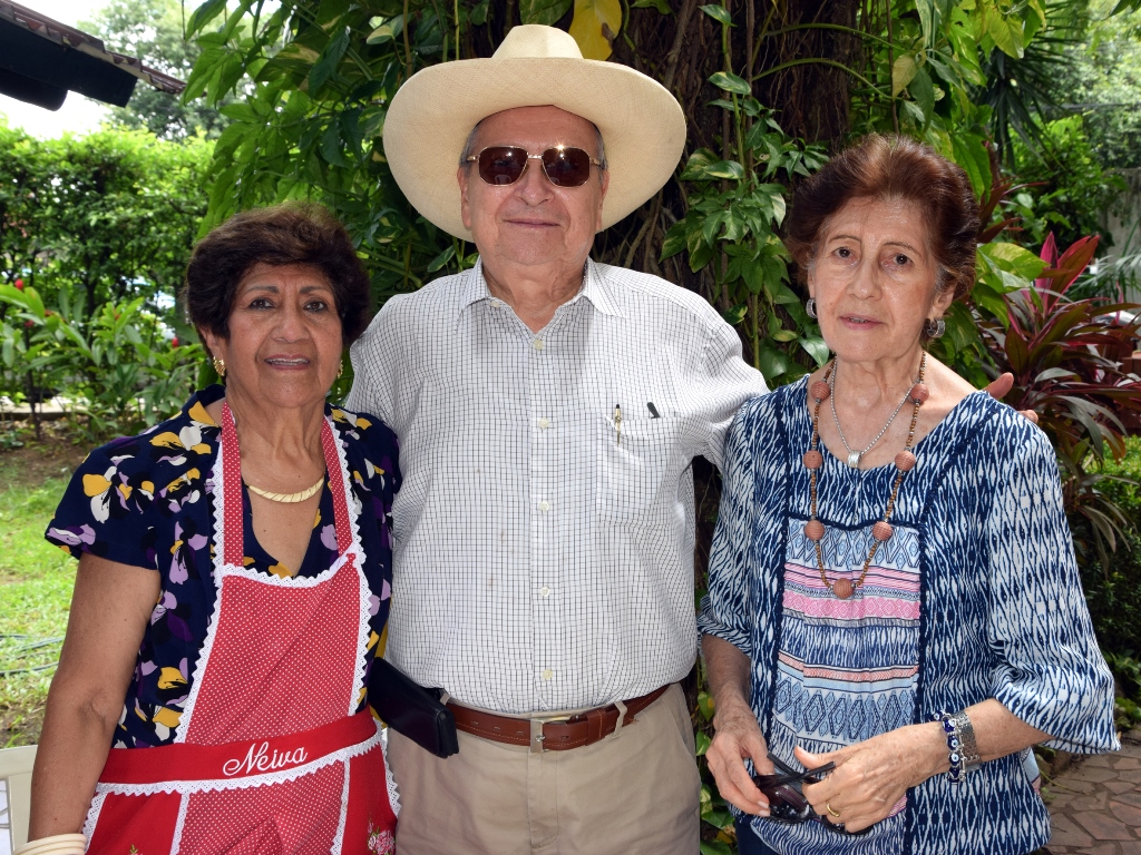 Sarita de Álvarez, Héctor Álvarez y Sonia de González.