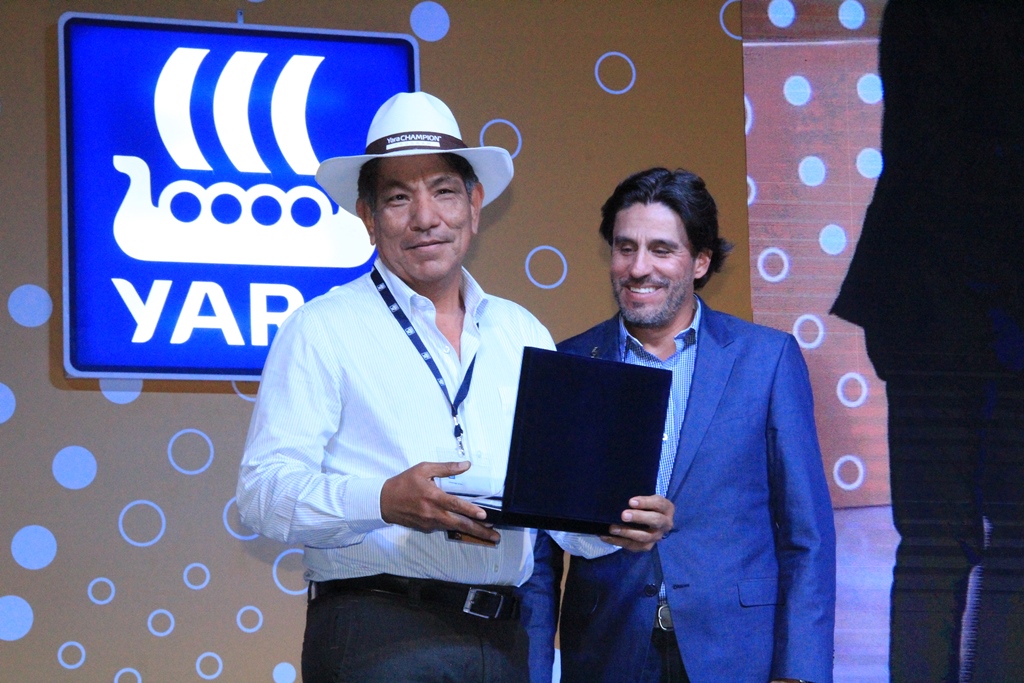 Saúl Sanmiguel, gerente de la Cooperativa Cadefihuila, recibió un especial reconocimiento por parte de Yara  Champion Program 20107.
