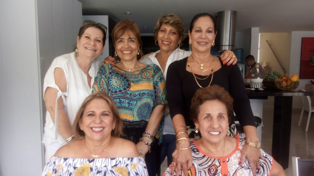 Están sentadas Emna Cardozo y Margarita de Pacheco. De pie: Norma Montealegre, Ketty Cardozo y Argelia de Plazas.