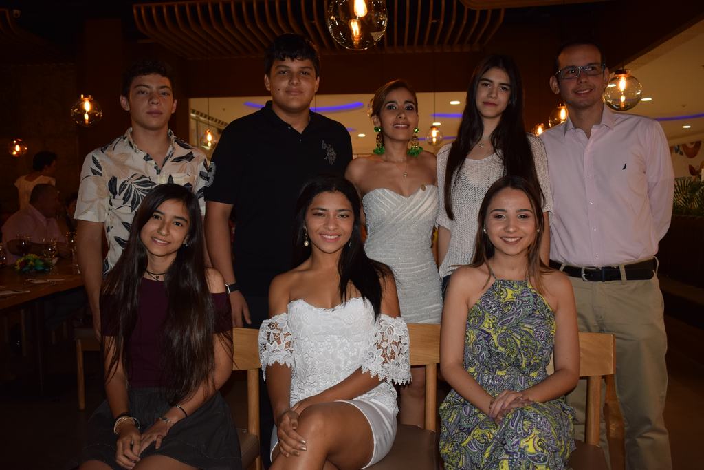 Sentadas están  Isabela Fierro, María Isabel Palomino y María Juliana García. De pie: Tomás Acuña, Miguelito Perdomo, Camila Burbano, Pamela Fierro y Felipe Bahamón.