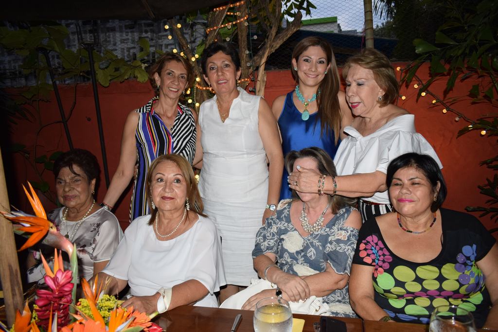 Sentadas: Sixta Flores de Luna, Olga Oliveros, Monina Ramírez y Mireya Oviedo. De pie: Magola Morera, Melba Charry, Alejandra Naranjo y Emita Oliveros de Bahamón.