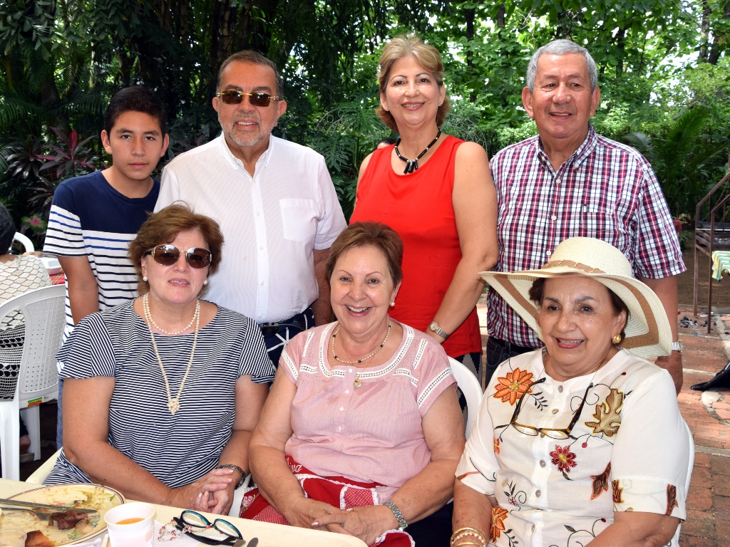 Sentadas: Clarita de Guzmán, Lucía de Millán, Merceditas de Galindo. De pie: Mario Juan Guzmán, Mario Guzmán, Nubia Monje y Mario Murcia.