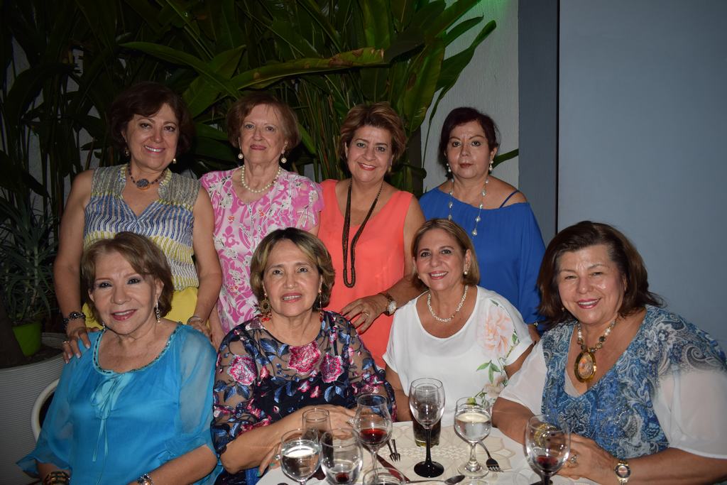 Sentadas están Emita de Bahamón, Belén de Gómez, Nancy de Salas y Leonor Vargas. De pie: Claudia Olave, Irney Blackburn, Solita Pomar y Leonora de Burbano.