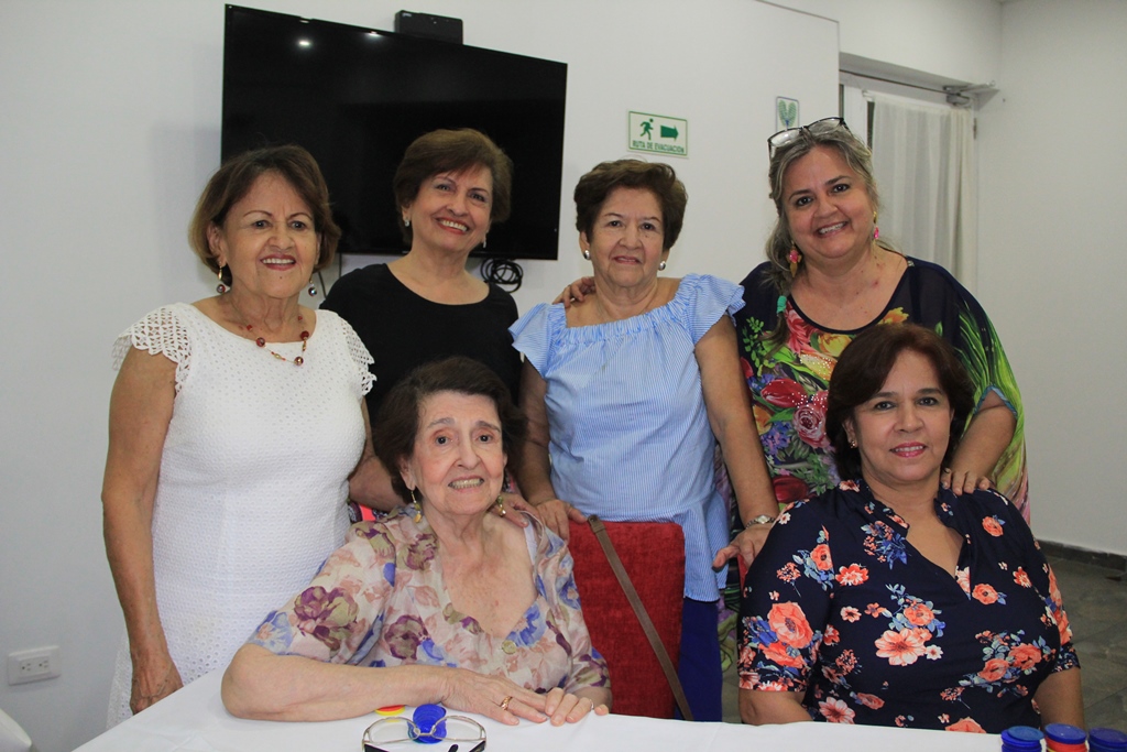 Sentadas están Nubia Fadul y Olga Suárez. De pie: Lucila de Ramos, Mabel Bernal, Amanda de Ramos y Martha Polanco.