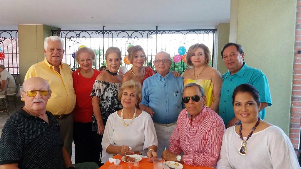 Sentados están Jorge Escobar, Edith de Torrente, Jorge Torrente, Rocío Luna. De pie: Tito García, Ligia Mora de García, Inés Liévano, Rosario Cabrera, Tulio Gutiérrez, Mona Ramos y Papo Cabrera.