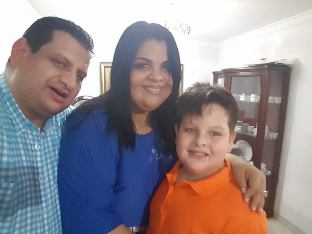 Sergio Montejo, Angélica Luna y Sergio Andrés Montejo,  recibiendo al niño Jesús.