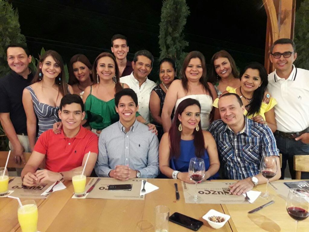 Tatiana con su equipo de trabajo disfrutaron de una exquisita atención.