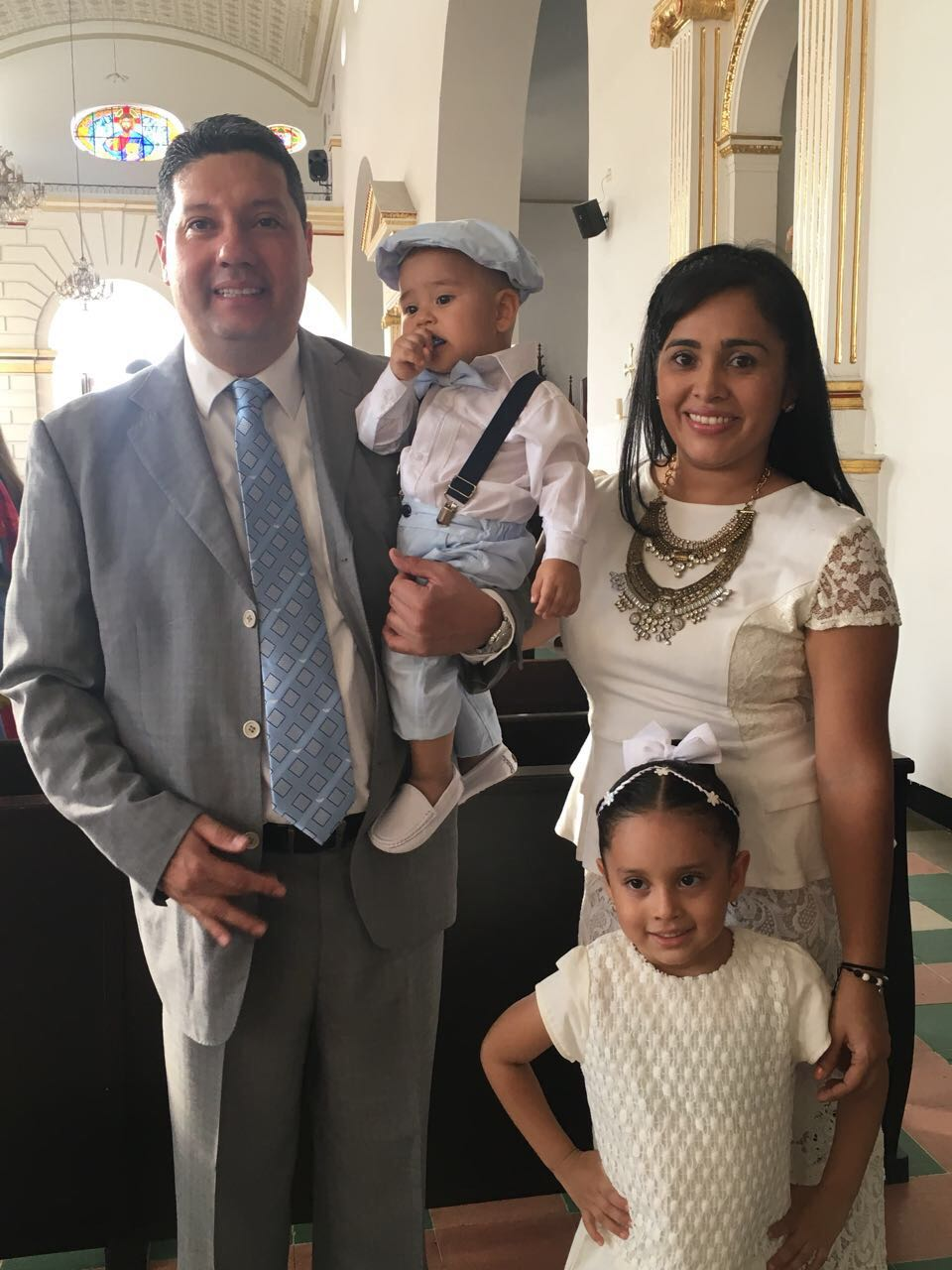 Tomas con sus padres Tomas Murcia y Andrea Ocampo y su hermana María José.