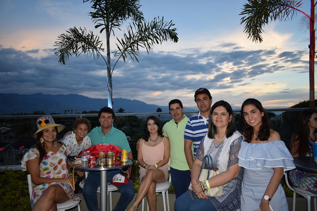 Ximena Andrade, Juanes Jáuregui, Alejandro Jáuregui, Tatiana Ramírez, Daniel Vélez, Geovani Jáuregui, Elenita Cáceres e Isabela Jáuregui.