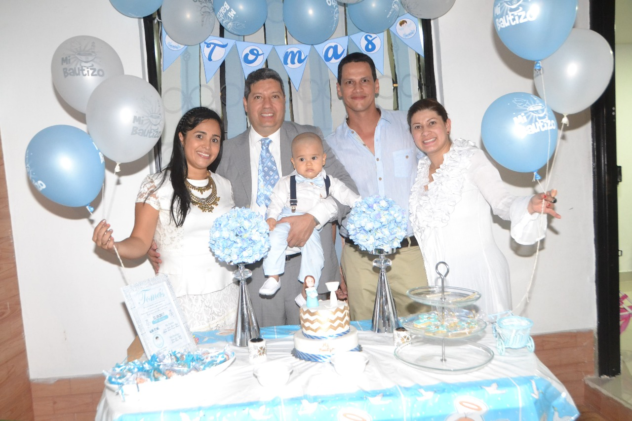 Tomás Murcia Ocampo con sus padres y padrinos. (Hernan José Trujillo y Laura Murcia).